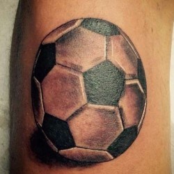 Футбольный мяч  на голени (на ноге)