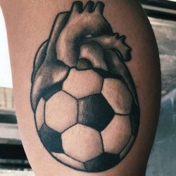Футбольный мяч в виде сердца  на голени (на ноге)