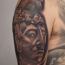 Человек майя  на плече (на руке)