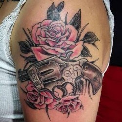 Револьвер с розами  на плече (на руке)