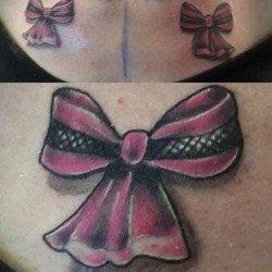 Два розовых бантика на груди