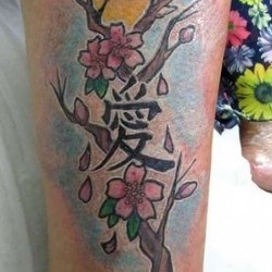 Сакура с иероглифами  на голени (на ноге)