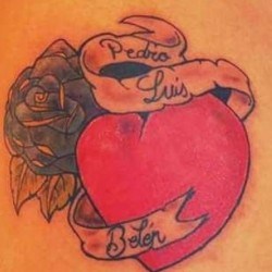 Сердце, лента и роза  на плече (на руке)