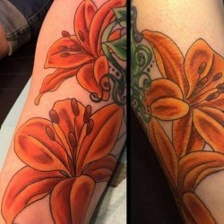 Оранжевые лилии  на голени (на ноге)