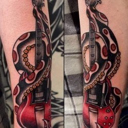 Гитара со змеей  на предплечье (на руке)