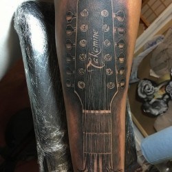 Гитара - колки и головка грифа  на предплечье (на руке)