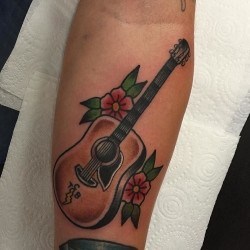 Гитара с цветами  на предплечье (на руке)