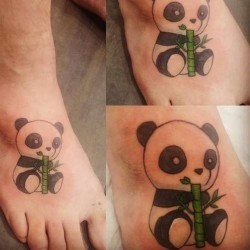 Панда с зеленой веткой  на ступне (на ноге)