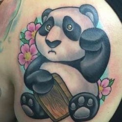 Панда машет лапой  на плече (на руке)