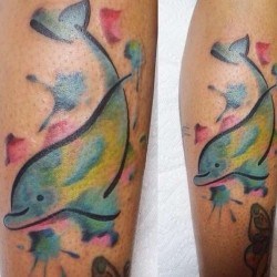 Дельфин в ярких красках  на предплечье (на руке)