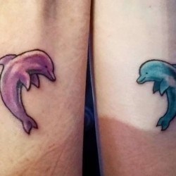 Голубой и сиреневый дельфины  на запятье (на руке)