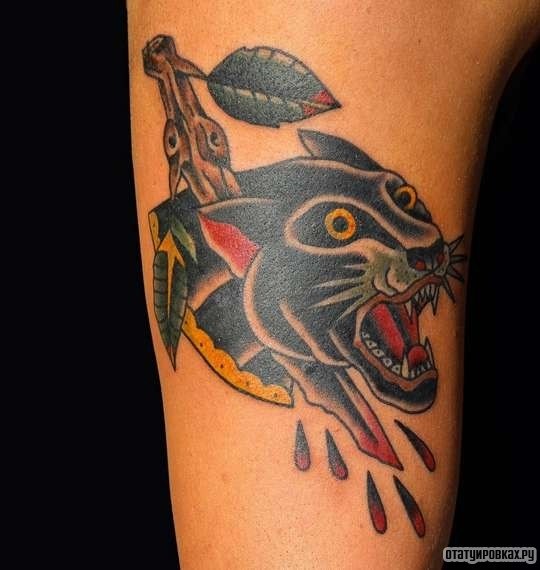 Фотография татуировки под названием «Пантера и кинжал»