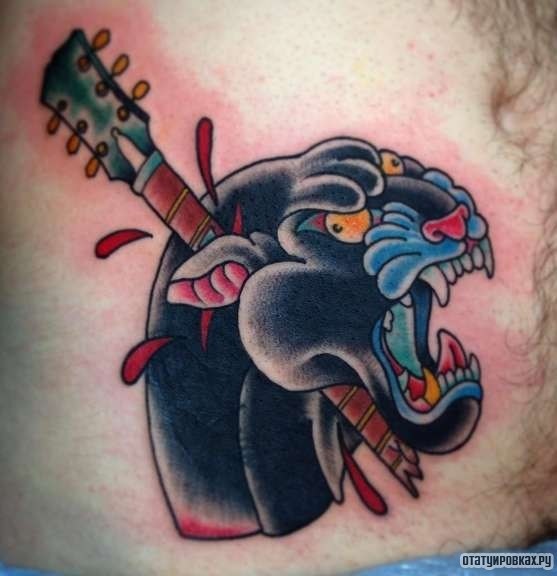 Фотография татуировки под названием «Пантера с грифом от гитары в голове»