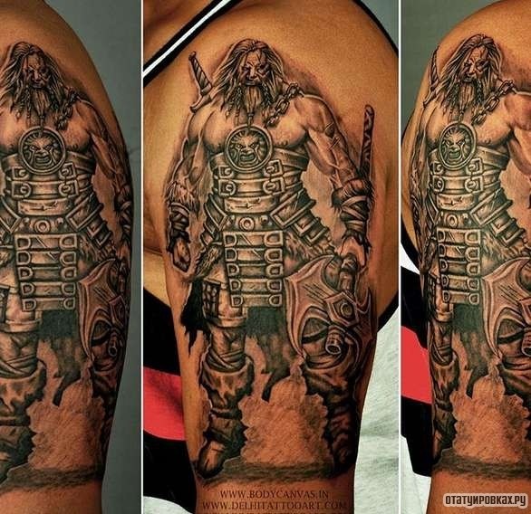 Фотография татуировки под названием «Воин с топором»