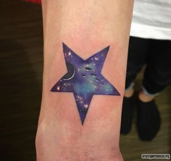 Фотография татуировки под названием «Звезда и космос»