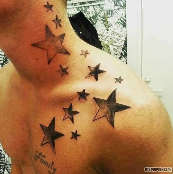 Фотография татуировки под названием «Много черных звезд»