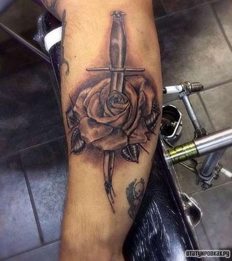 Фотография татуировки под названием «Роза пронизанная кинжалом»