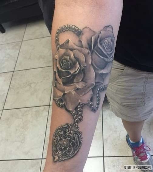 Фотография татуировки под названием «Две розы с подвеской»