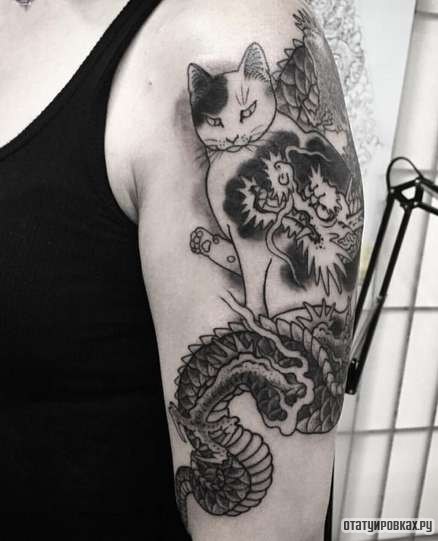 Фотография татуировки под названием «Кошка с драконом»