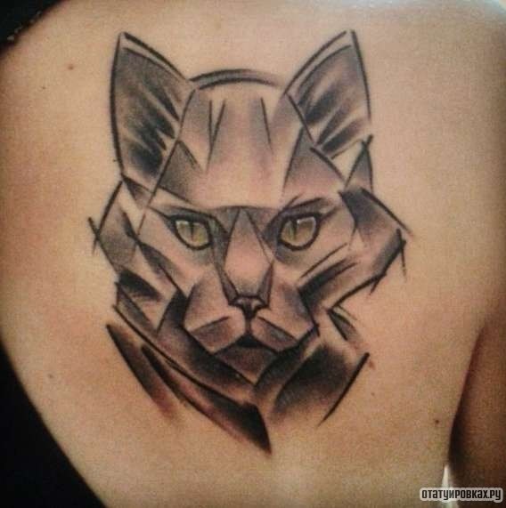 Фотография татуировки под названием «Кошка с острыми углами»