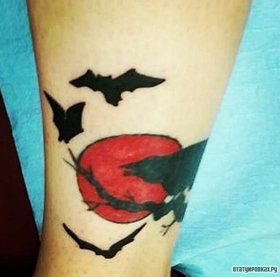 Фотография татуировки под названием «Летучие мыши на фоне красной луны»