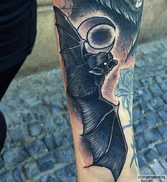 Фотография татуировки под названием «Летучая мышь и месяц»