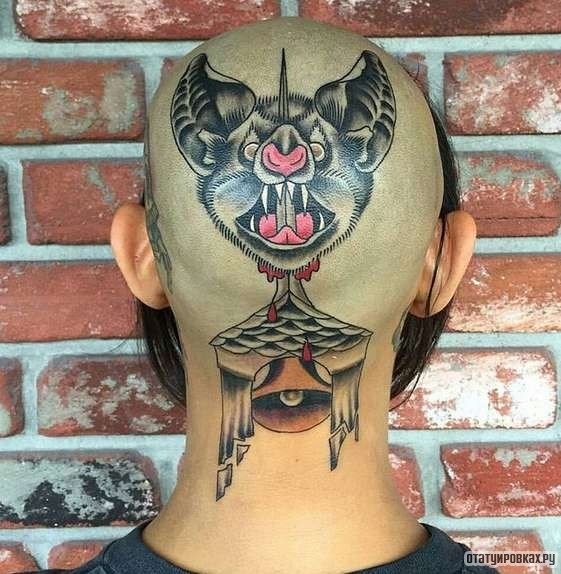Фотография татуировки под названием «Летучая мышь с кинжалом в голове»