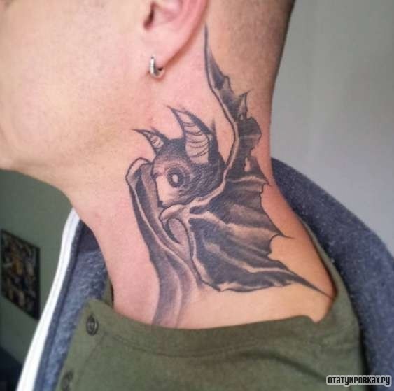 Фотография татуировки под названием «Молодая летучая мышь»