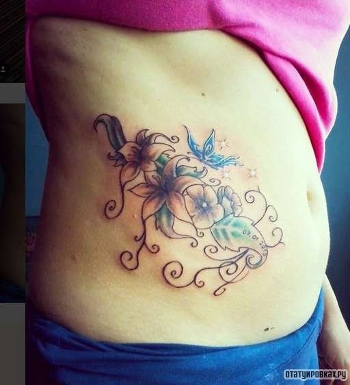 Фотография татуировки под названием «Узор из лилий и бабочки»
