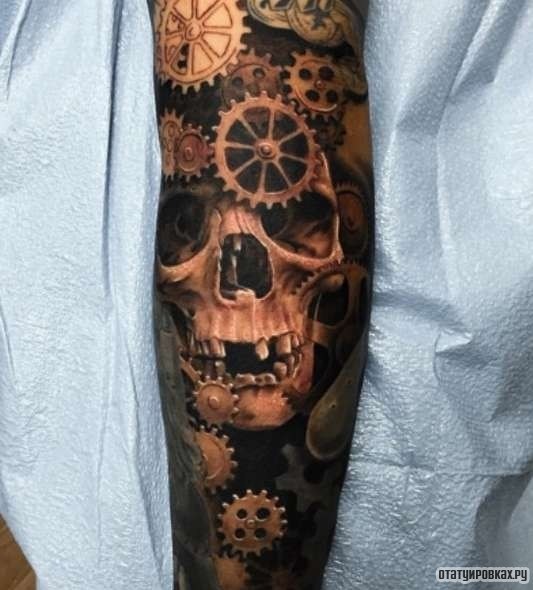 Фотография татуировки под названием «Биомеханика с черепом»