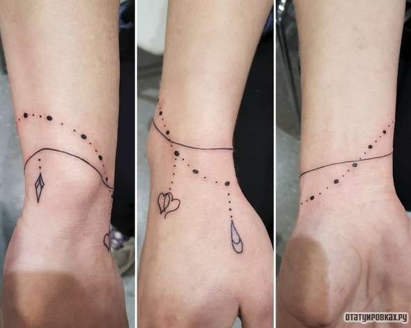 Фотография татуировки под названием «Оберег в виде сердечек на браслете»