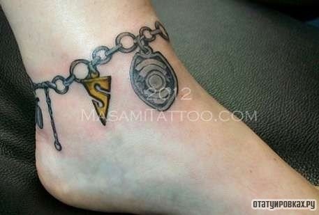 Фотография татуировки под названием «Оберег в виде браслета со значками»