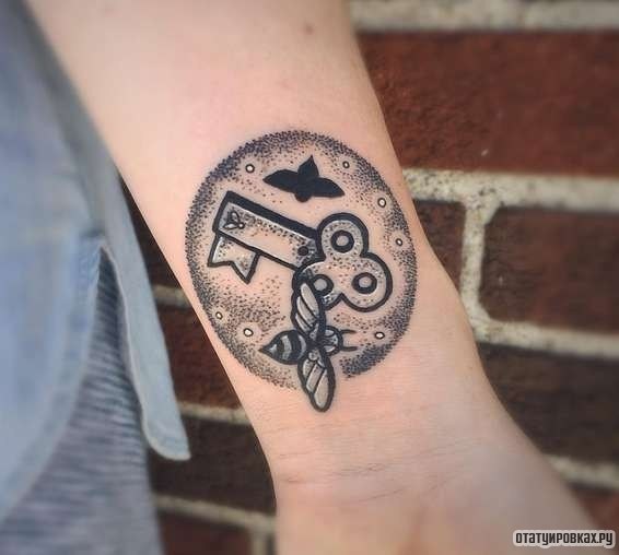 Фотография татуировки под названием «Оберег в виде ключа и пчелы»