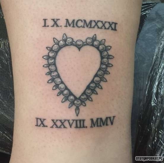Фотография татуировки под названием «Оберег - сердце и надпись»