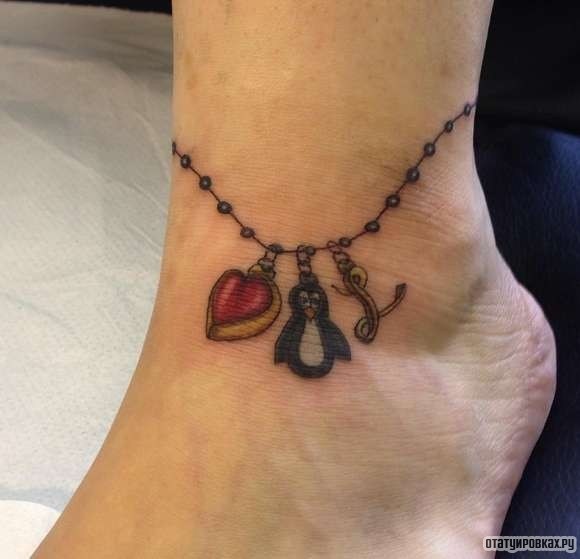 Фотография татуировки под названием «Оберег - пингвин, сердце на браслете»