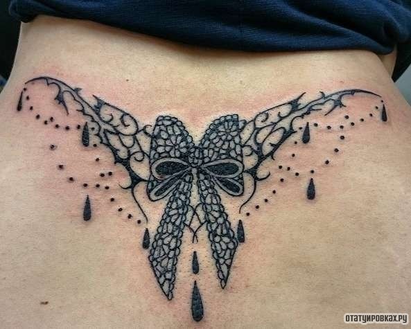 Фотография татуировки под названием «Бант с узорами»