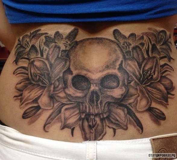 Фотография татуировки под названием «Череп с лилиями»