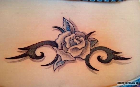 Фотография татуировки под названием «Роза и трайбл узор»