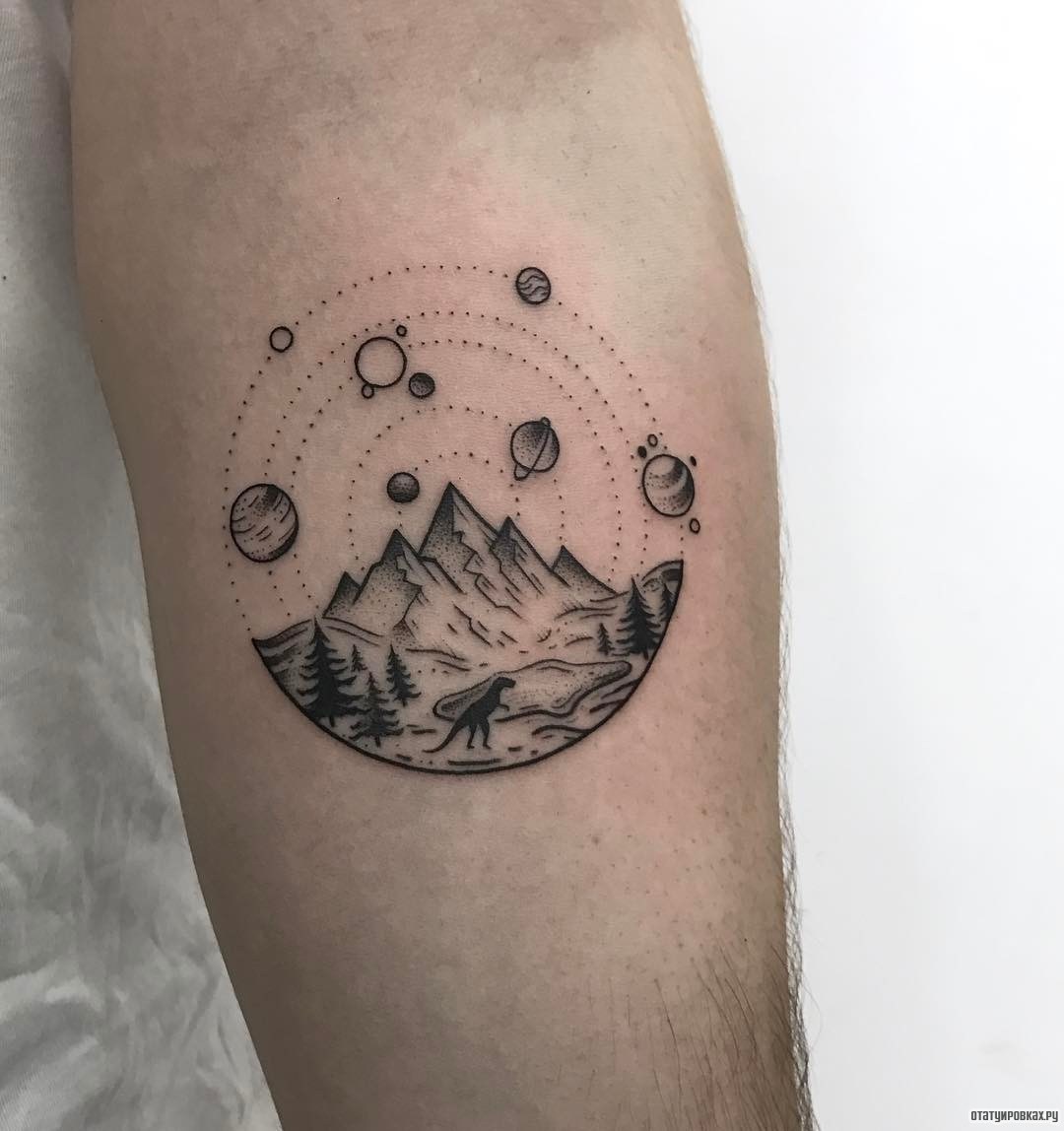 Фотография татуировки под названием «Горы и планеты»