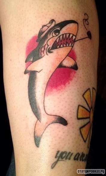 Фотография татуировки под названием «Акула курит трубку»