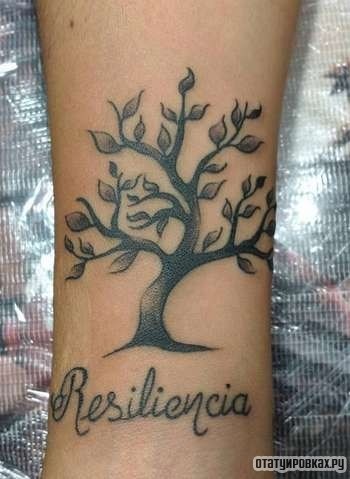 Фотография татуировки под названием «Дерево с надписью»