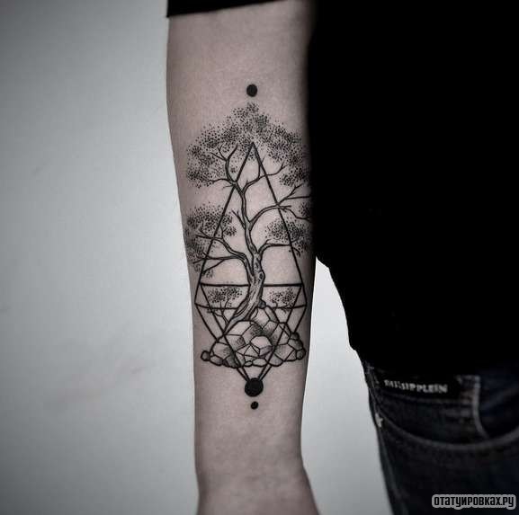 Фотография татуировки под названием «Дерево с треугольниками»