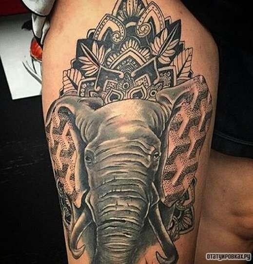 Фотография татуировки под названием «Слон с фигурами»