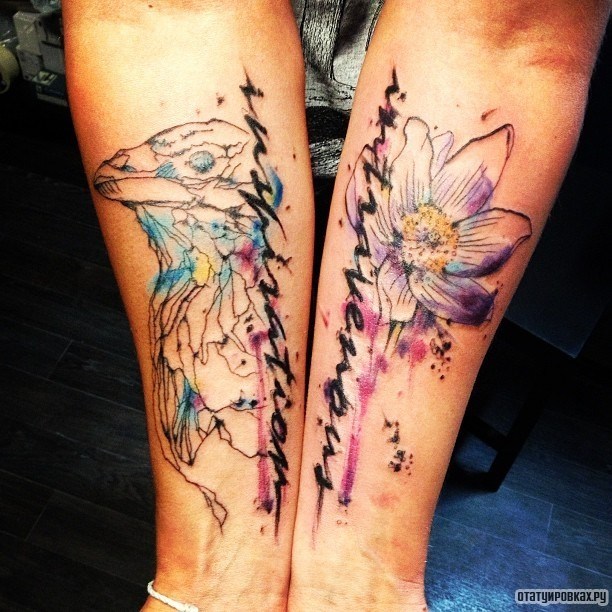 Фотография татуировки под названием «Цветок с черепом птицы и надписью»