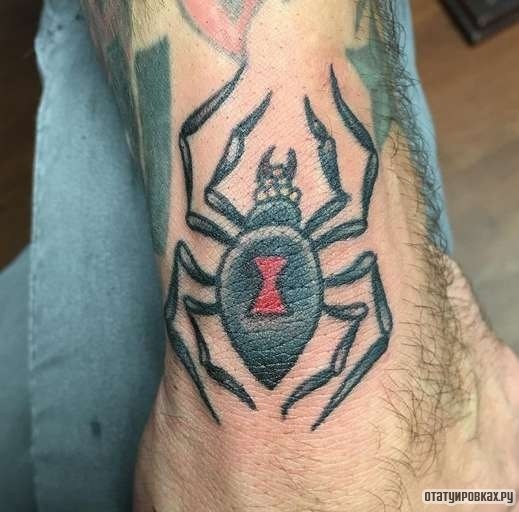 Фотография татуировки под названием «Паук и красное пятно»