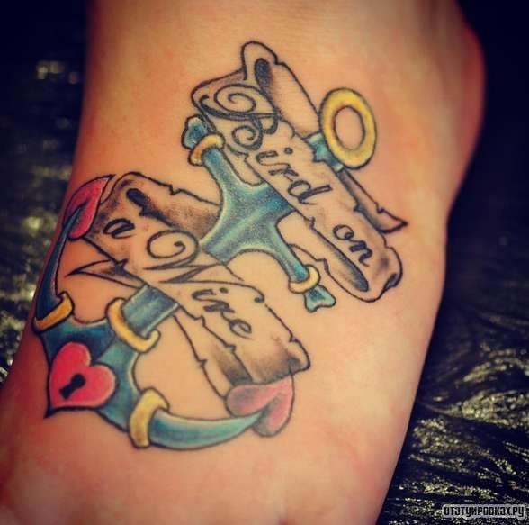 Фотография татуировки под названием «Якорь с лентой и надписью»