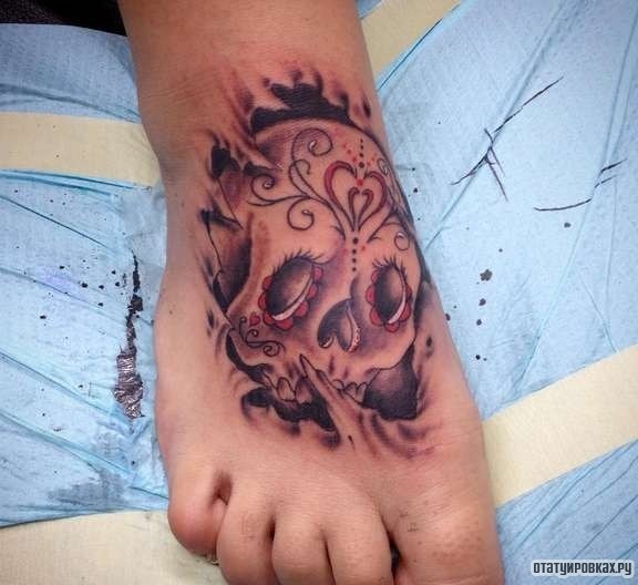 Фотография татуировки под названием «Череп с сердцем на лбу»
