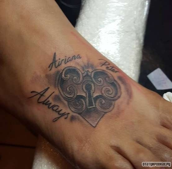 Фотография татуировки под названием «Сердце в виде замка и надписи»
