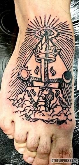 Фотография татуировки под названием «Крест с короной и глаз»