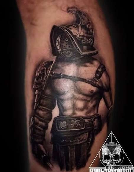 Фотография татуировки под названием «Гладиатор в шлеме»